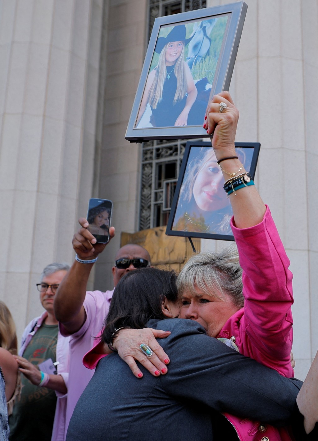 美社媒成瘾案裁决，法庭外状况。 路透社