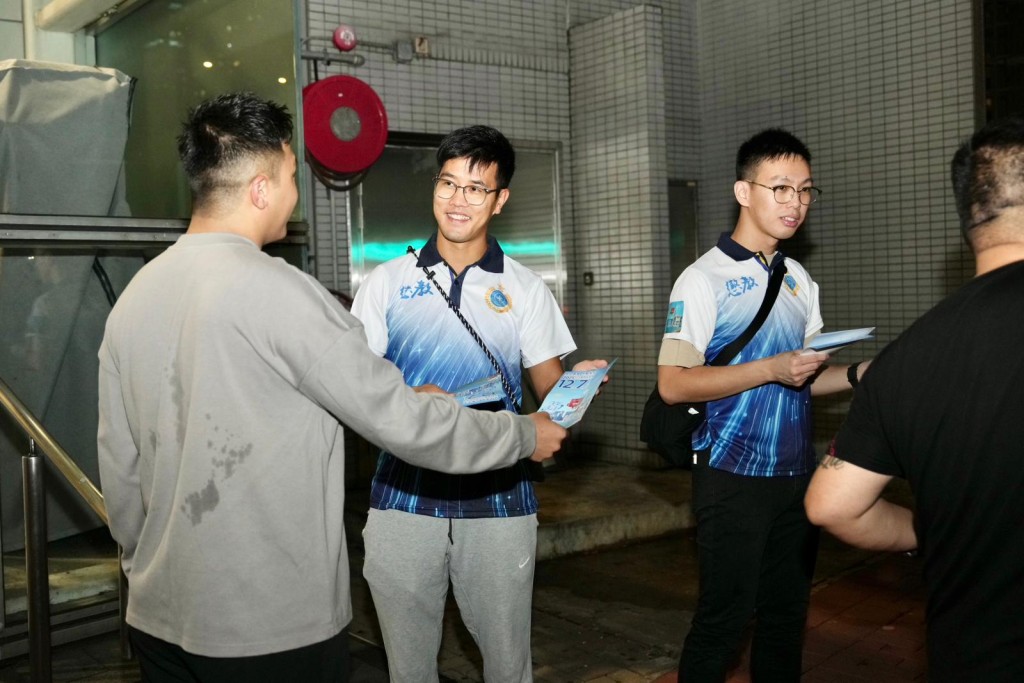 為呼籲市民12月7日踴躍投票，懲教人員兵分兩路去到屯門及荃灣區派發宣傳單張。