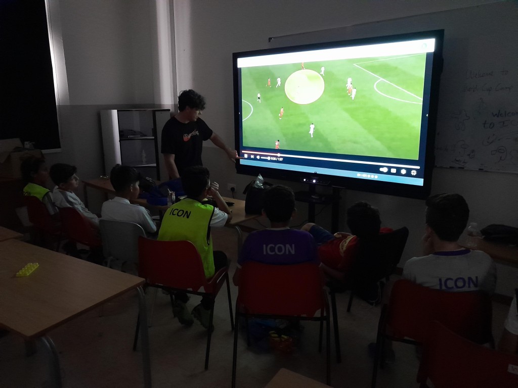 冬令營期間教練會與學生分析世界盃球賽。