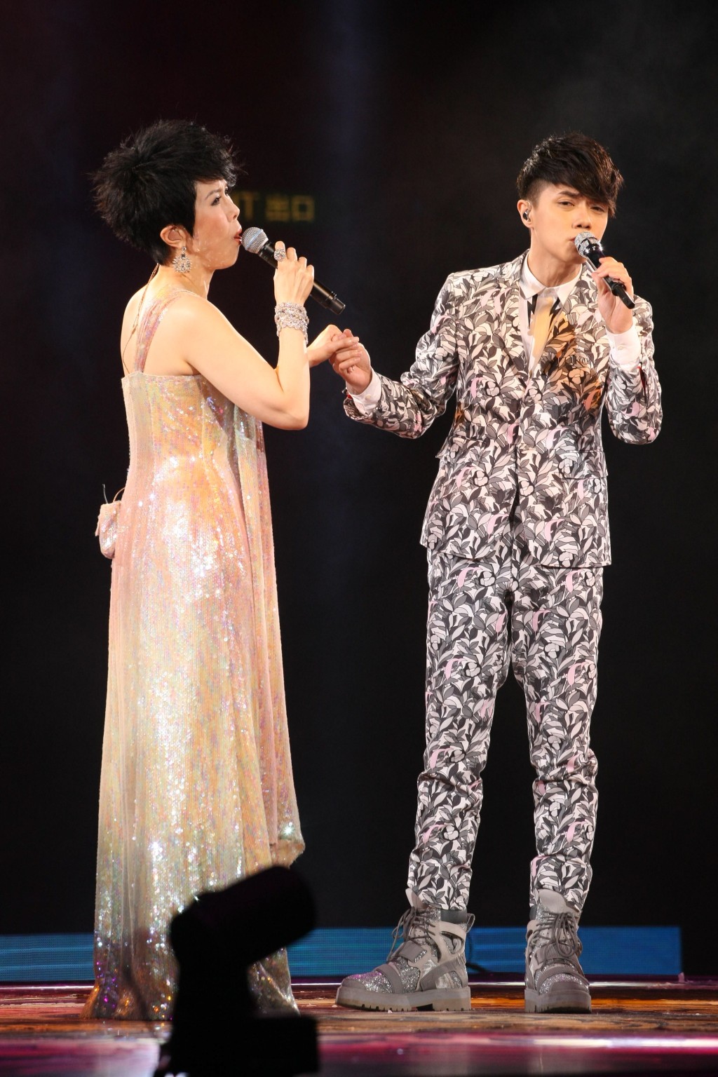 張敬軒與關菊英兩代歌手攜手合唱。