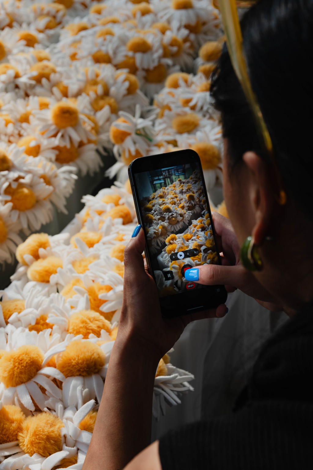 展覽展示逾26款奇趣毛絨花作品，從永恆經典的玫瑰、向日葵及百合等，至更多令人驚喜的花種。