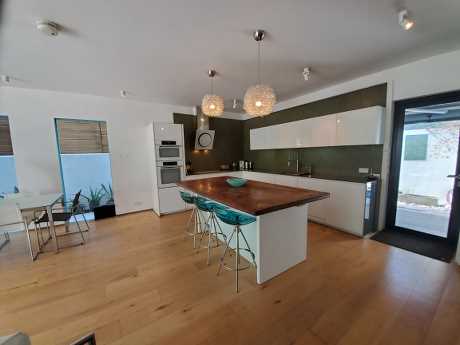 廚房為開放式設計，下廚空間充裕。