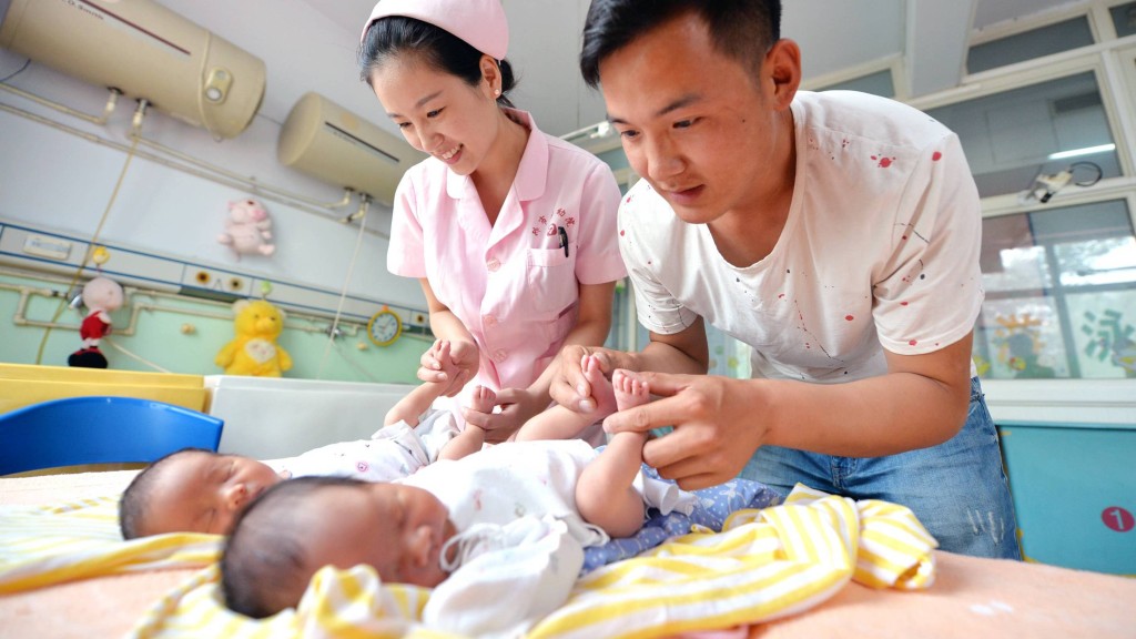 內地育兒補貼方案公布,3歲以下每孩每年¥3600。 新華社