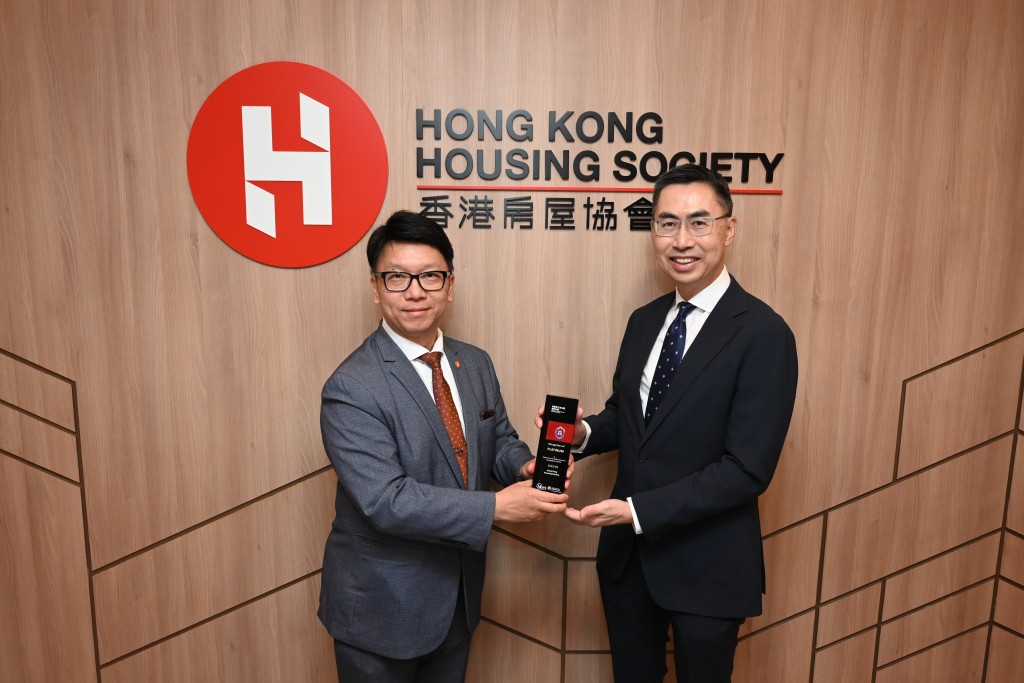 辛建国博士从香港互联网注册管理有限公司黄家伟先生手中接受「共建员工防火墙」嘉许计划白金认可级别奖座。