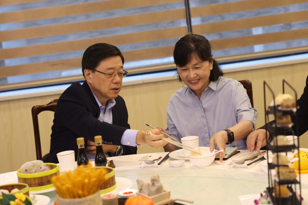 李家超(左)與長者互動交流。 李家超(左)與長者互動交流。
