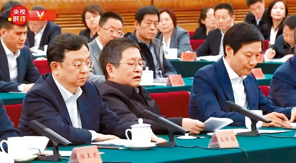 虞仁榮（中）是韋爾股份的創始人兼董事長。