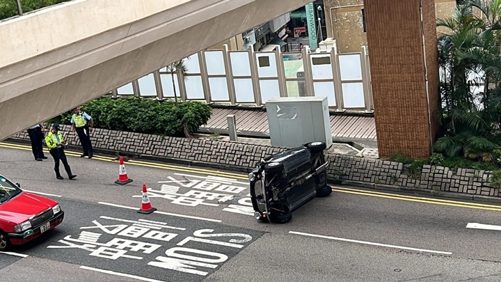 私家車自炒翻側。fb:香港突發事故報料區
