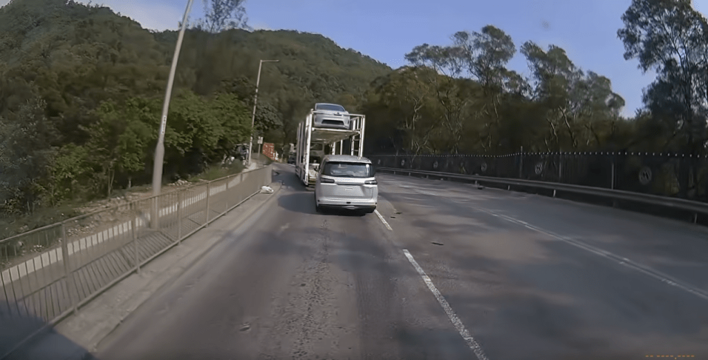 有網民質疑當時未有「綁飛機帶」固定車輪，才導致車輛滑出。