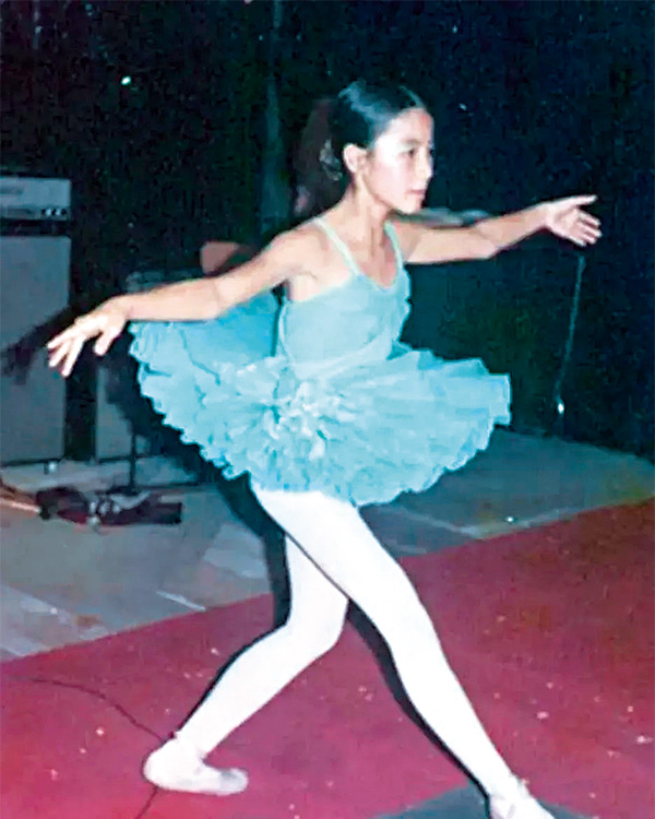 她十五岁时曾到英国主修芭蕾舞，可惜一次练习时脊椎受伤，被迫放弃舞蹈生涯。