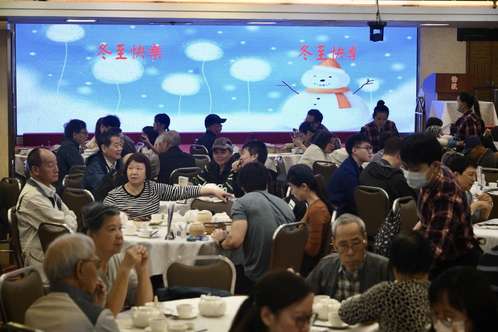 《星島頭條》記者中午時份到倫敦大酒樓,有一家大小齊到酒樓慶祝冬至。 《星島頭條》記者中午時份到倫敦大酒樓,有一家大小齊到酒樓慶祝冬至。