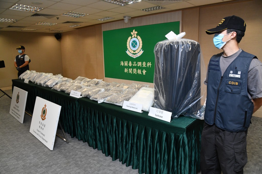海關檢獲約35公斤懷疑大麻花,估計市值共約730萬元。 海關檢獲約35公斤懷疑大麻花,估計市值共約730萬元。