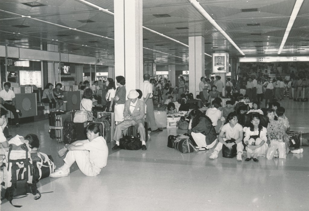 1988年启德机场旅客在大堂等候情况。资料图片