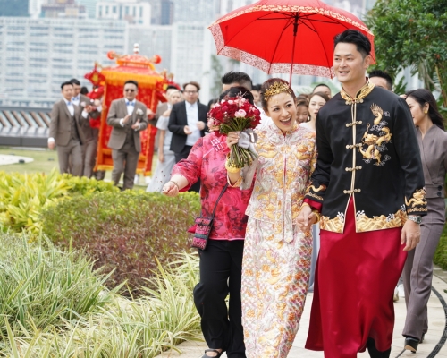 Oscar以8人大紅花轎迎娶Elanne。