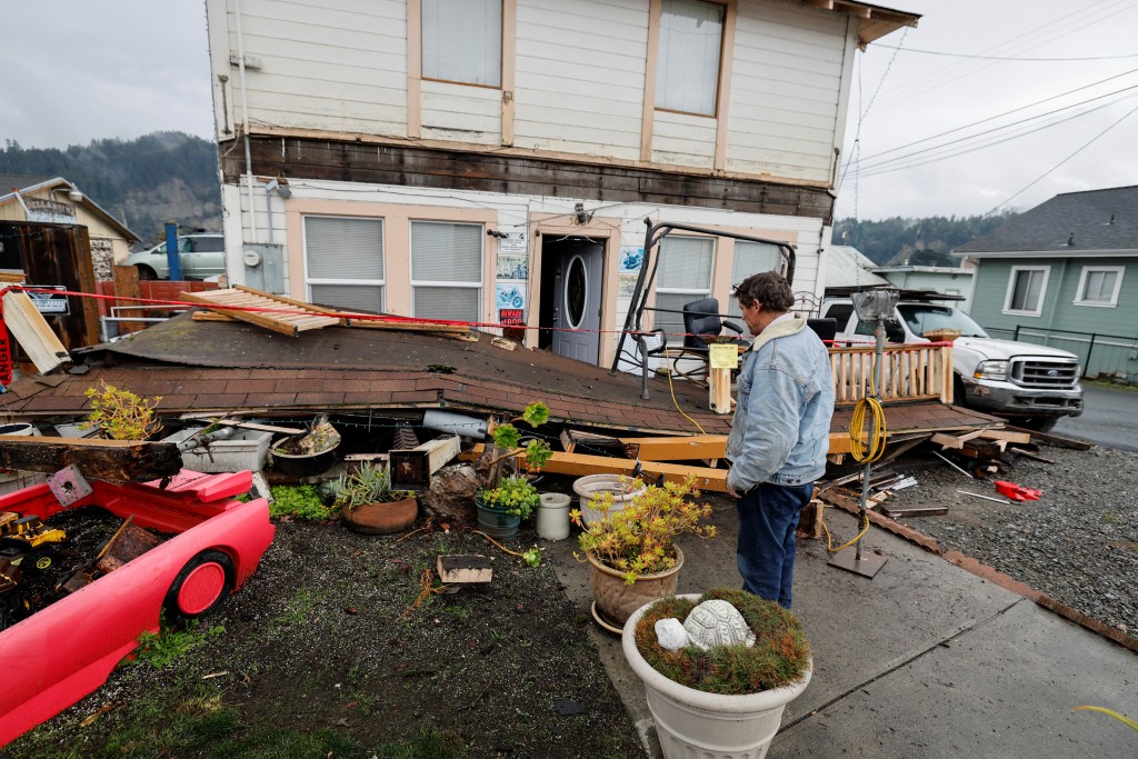 在美国加州发生6.4级地震后，一名屋主站在倒塌的房屋前。路透