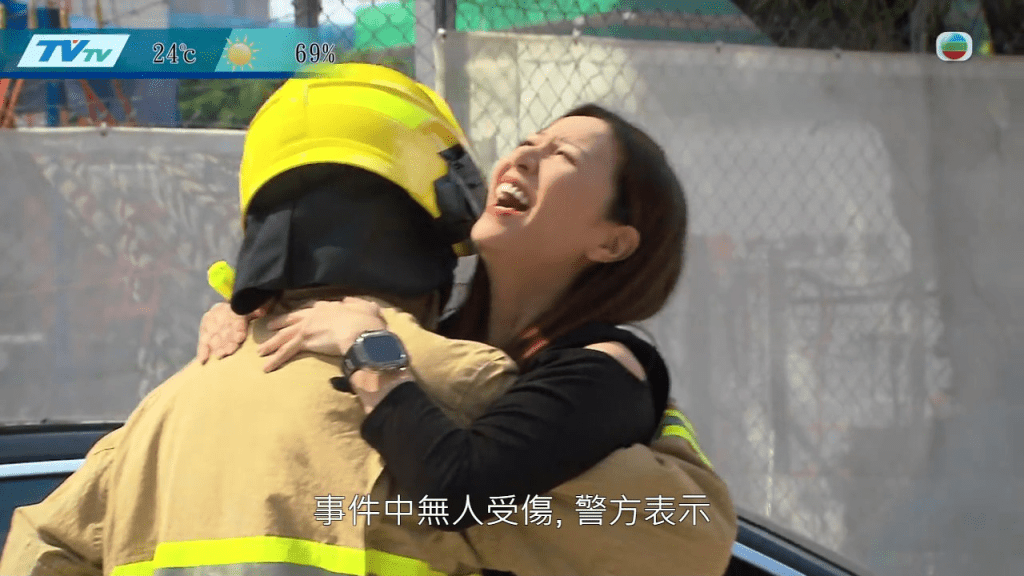 當被救出後，滕麗名神還原在今年9月黑雨襲港期間，有女子被困私家車車廂而被消防員救出時爆笑的畫面。