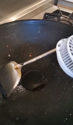 用鑊剷不停擠壓和翻炒蛋黃,慢慢就會炒出大堆油,冷卻後就可入樽。影片截圖
