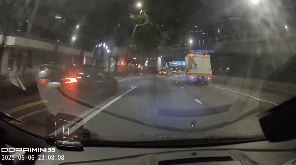 涉事Tesla在內線於車cam主的車旁高速而過。 涉事Tesla在內線於車cam主的車旁高速而過。