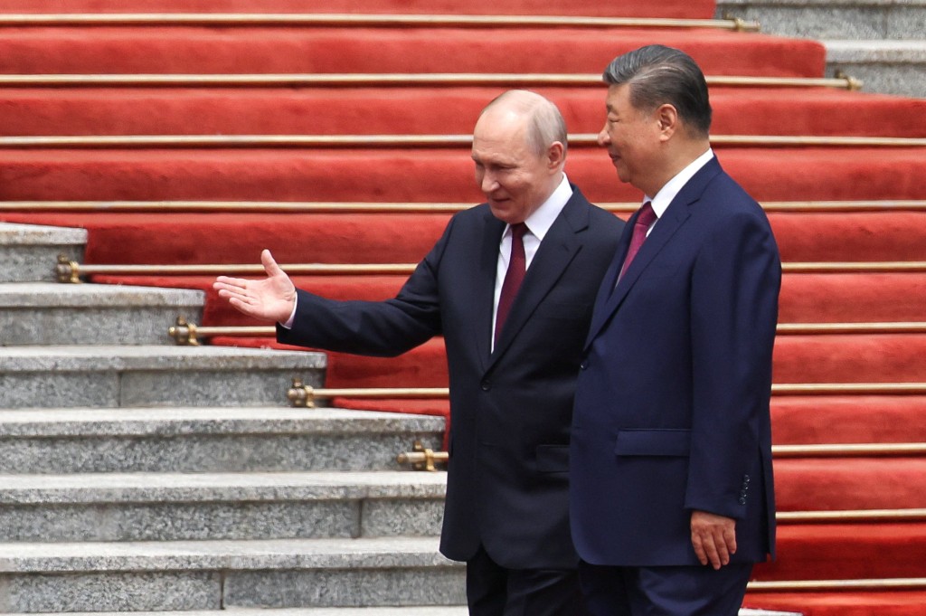 国家主席习近平举行仪式欢迎俄罗斯总统普京。 路透社