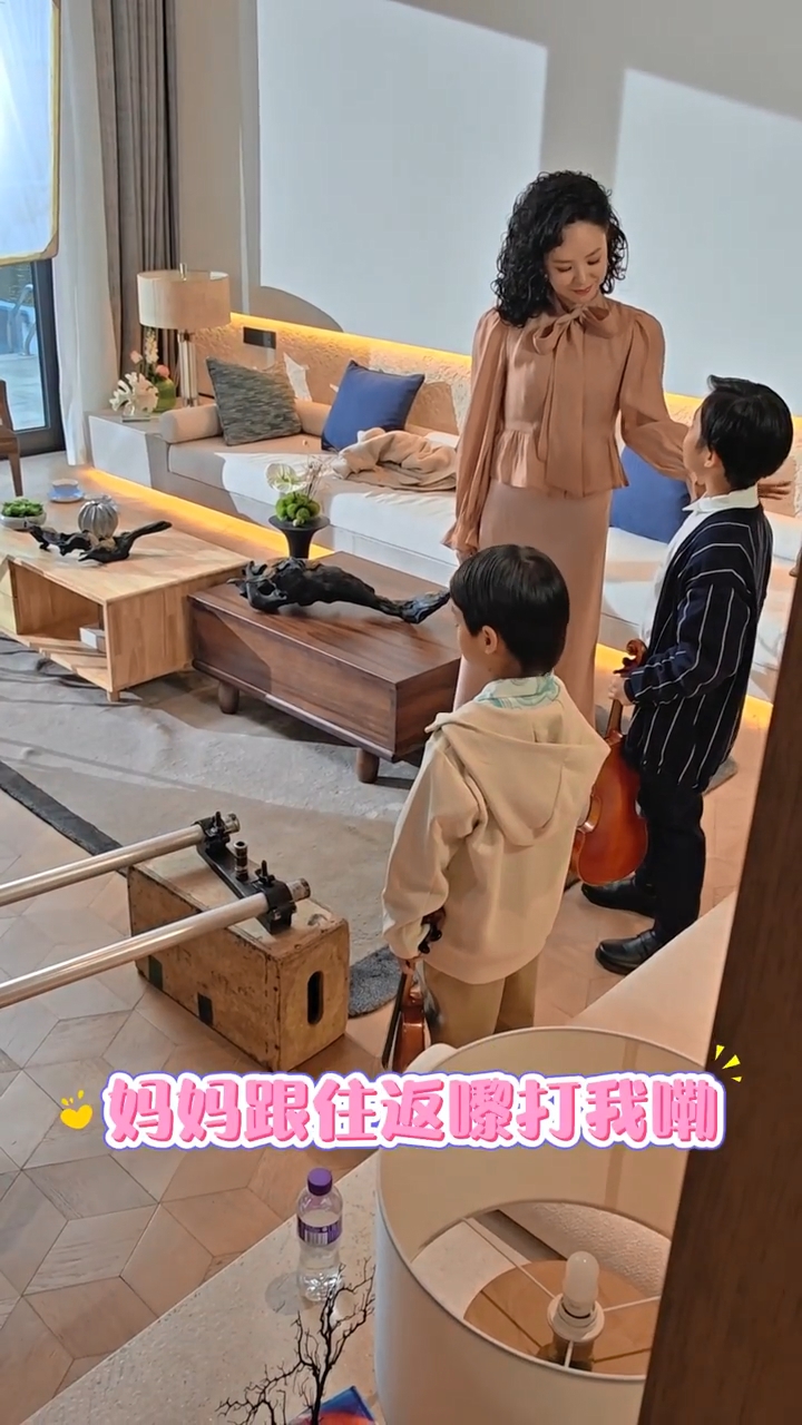 飾演「官孝君」幼年的童星何璟駿在小紅公開了一段幕後花絮影片。