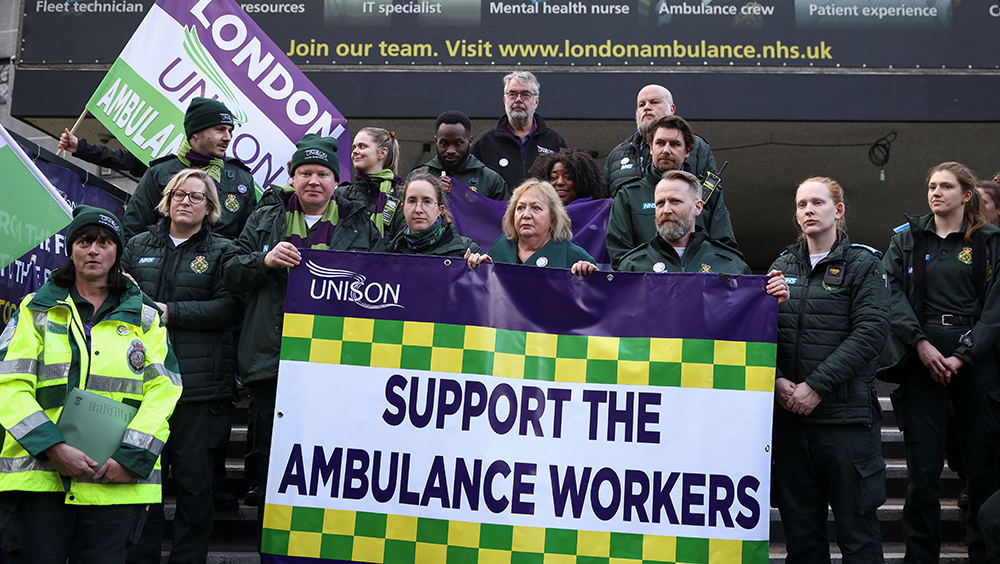 英国医护人员拟3月8日发动新一轮罢工，人数多达3.2万。路透