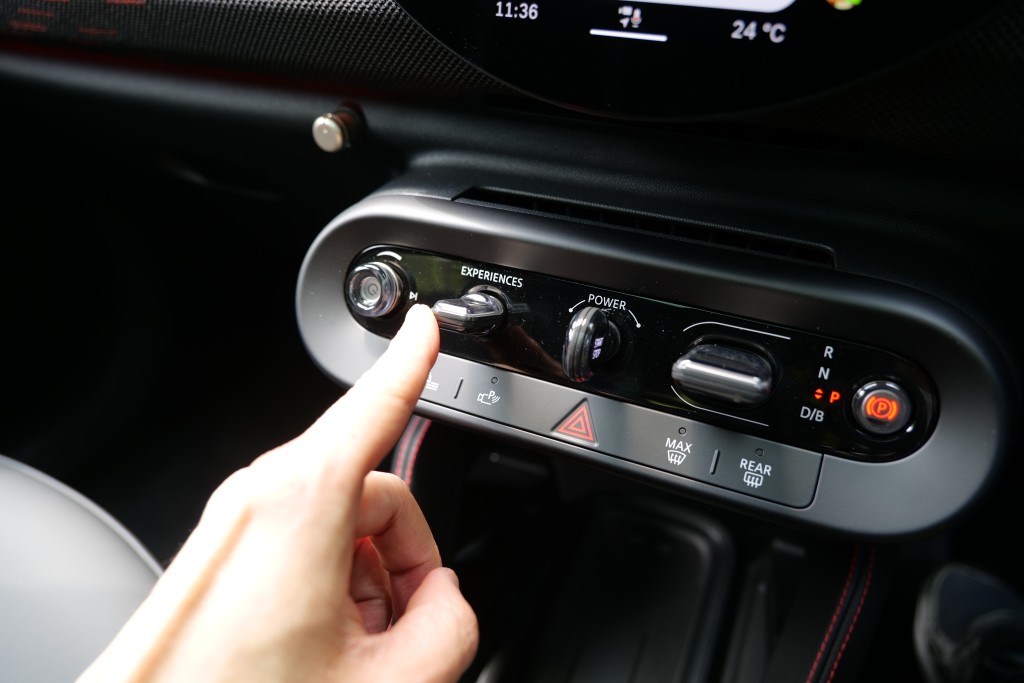 MINI JCW Aceman E (J05)可利用中控台實體掣選擇不同駕駛模式。