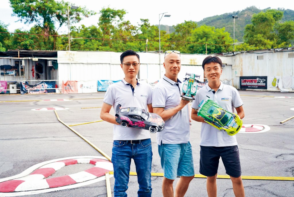 (左起)鄒世傑、馮偉賢及任璟豐獲國家體育總局授予「車輛模型運動員技術等級」。