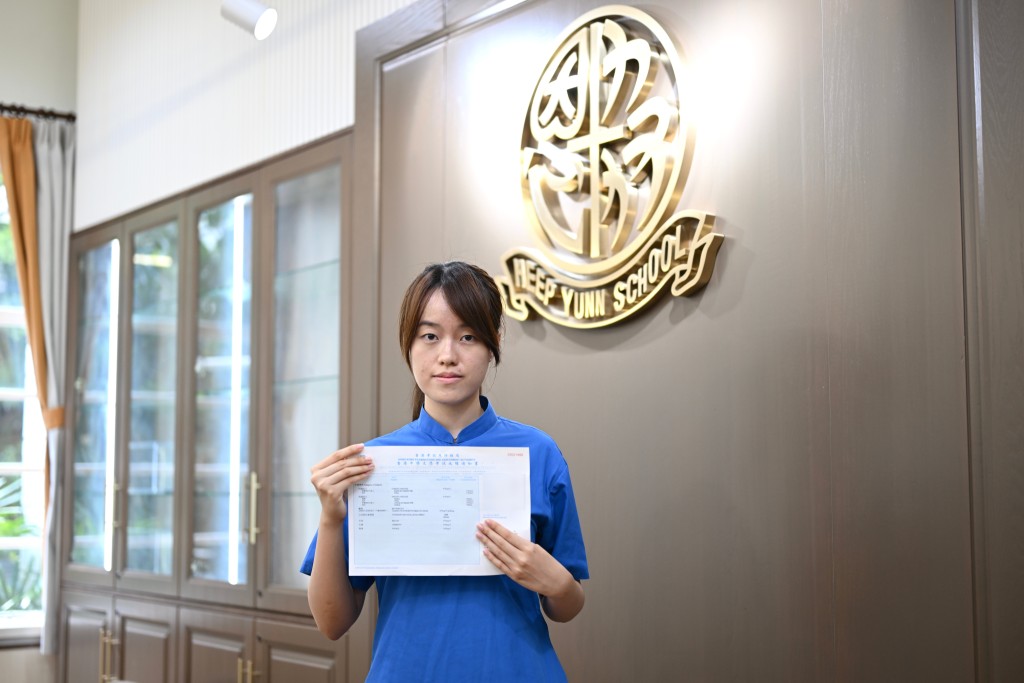 何韋瑩稱「DSE考試不是一個人的戰爭」,未來不打算前往外國升學。劉駿軒攝 何韋瑩稱「DSE考試不是一個人的戰爭」,未來不打算前往外國升學。劉駿軒攝