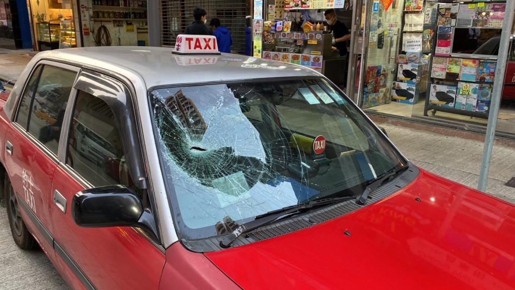 的士擋風玻璃爆裂，幸司機並無大礙。