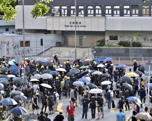 張建宗指,警隊已經退守警署,已經是使用最低武力去驅散。資料圖片