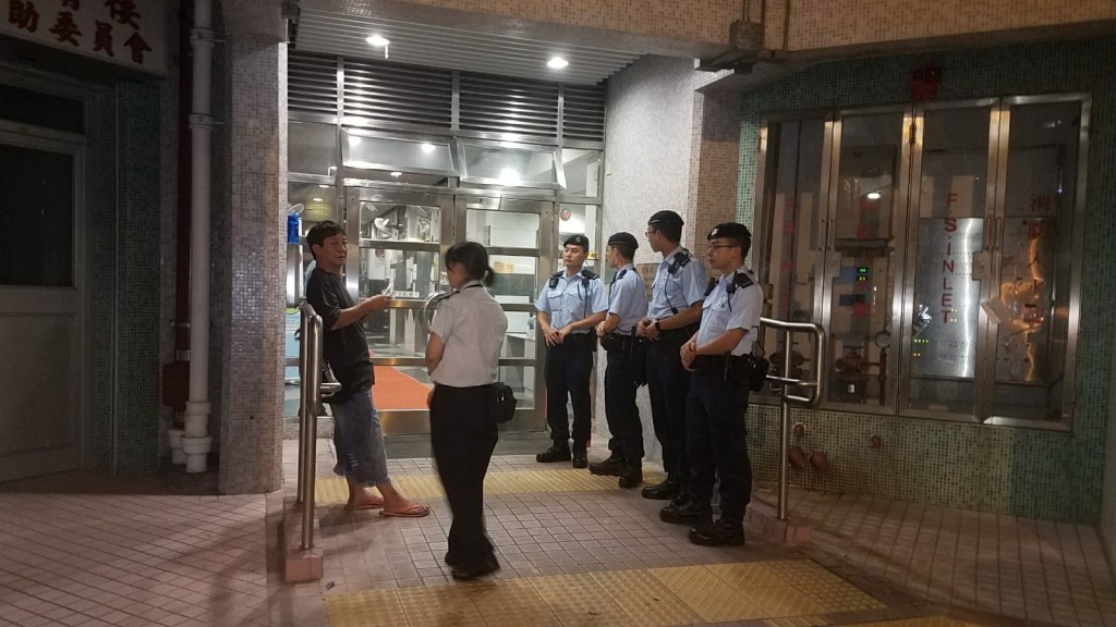 警方晚上到其將軍澳健明邨住所搜證。