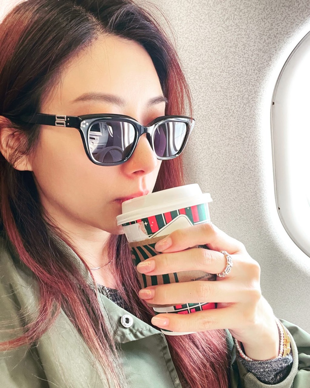 陈蕊蕊上月中在社交网上载一张机舱自拍，大晒求婚钻戒低调公布喜讯。