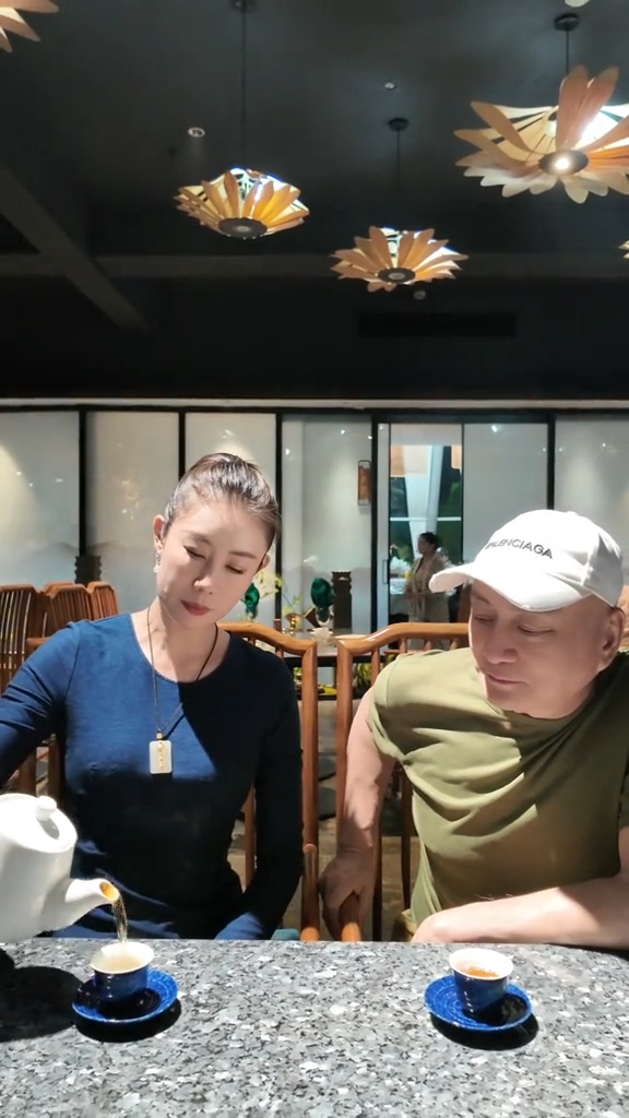 湯鎮業獲嫩妻服侍。 湯鎮業獲嫩妻服侍。