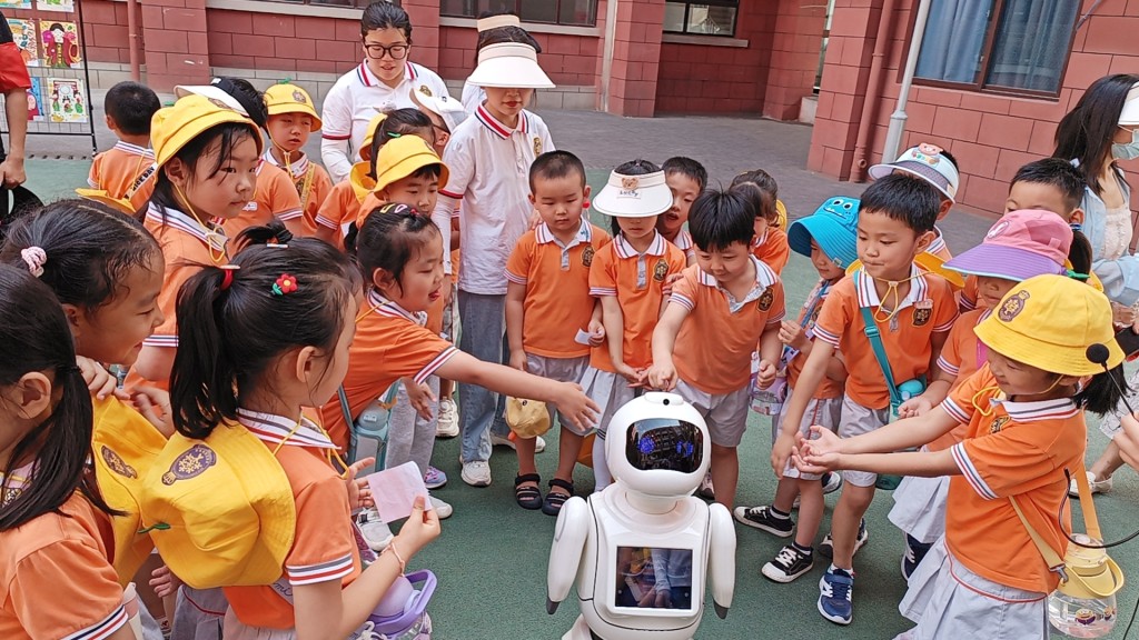 公司主力研發人工智慧和機器人的技術，主要針對3到15歲的青少年的人工智慧教育。