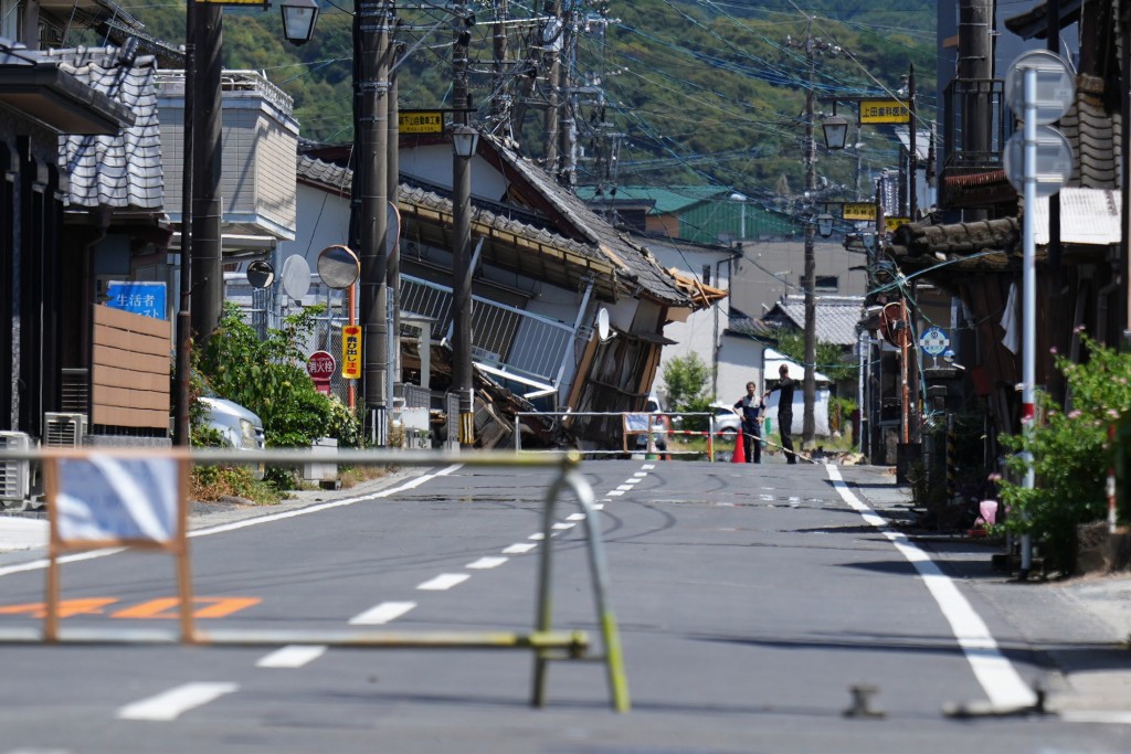 日本熊本縣遭受7.1級強烈地震重創後,災區再迎來破紀錄酷熱天氣。美聯社 日本熊本縣遭受7.1級強烈地震重創後,災區再迎來破紀錄酷熱天氣。美聯社
