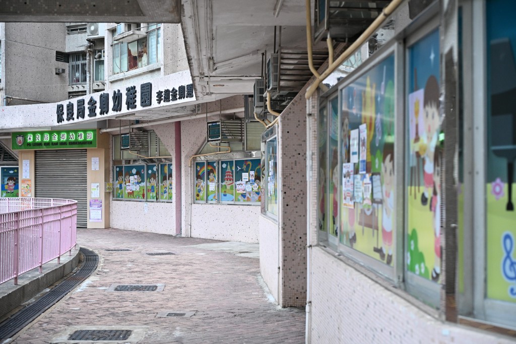 李家超表示,要特別留意學校、長者和幼兒設施。資料圖片 李家超表示,要特別留意學校、長者和幼兒設施。資料圖片