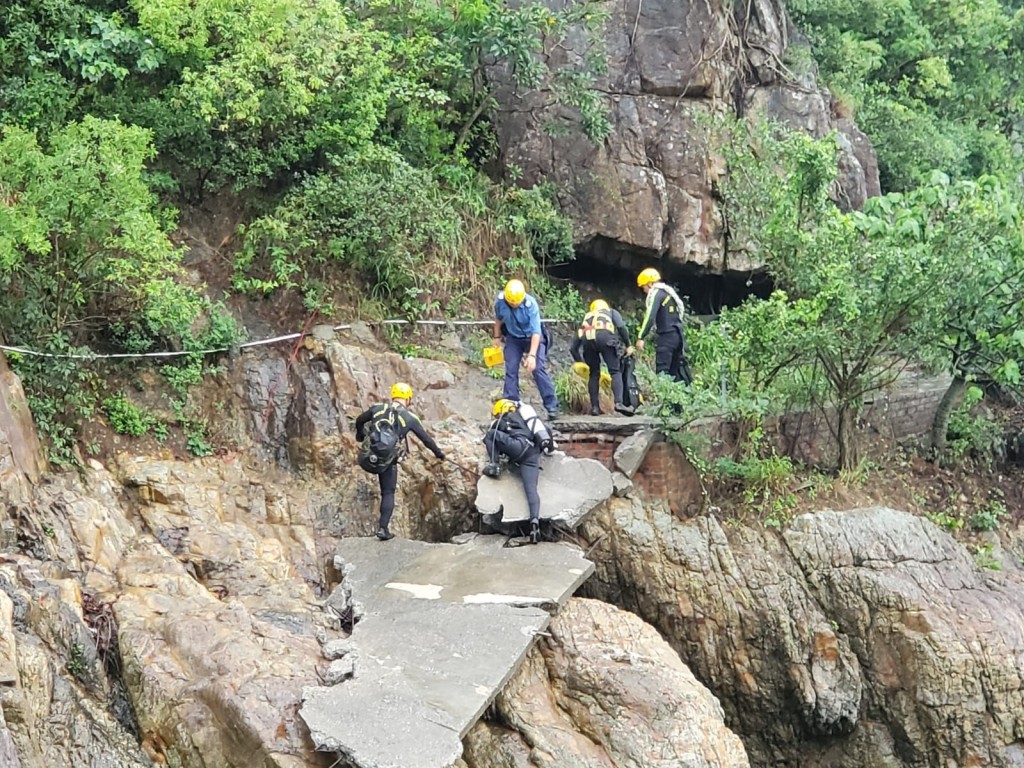 船隻被吹至將軍澳工業邨對開海面擱淺，救援人員在場搜索。
