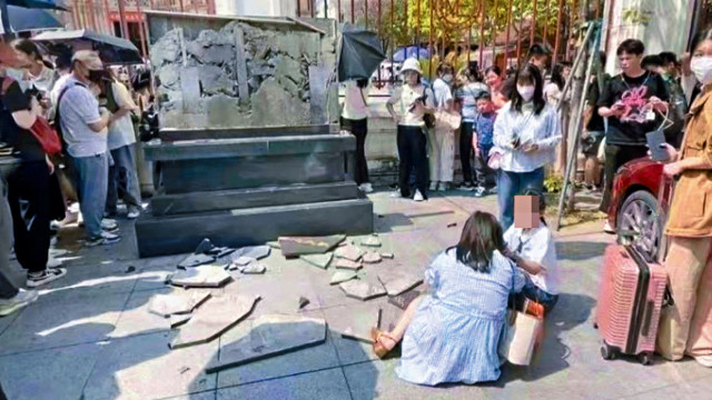 廣州聖心大教堂外標誌碑，因小孩攀爬拍照碑面碎落，小孩還受了傷。