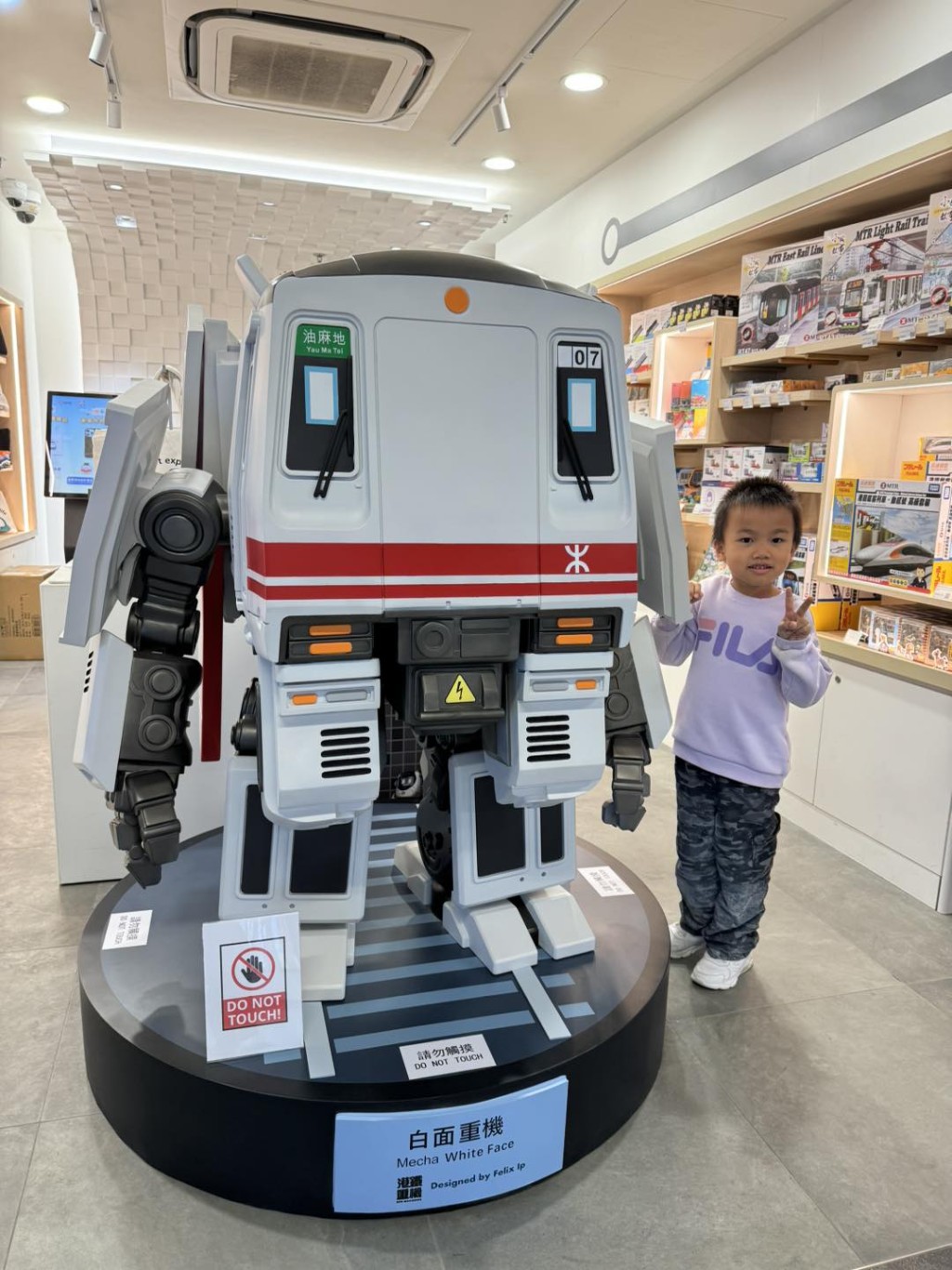 港鐵 x 香港重機港鐵變身機械人 鐵道迷必到!(圖片授權:fb@豬仔包の開心日常) 港鐵 x 香港重機港鐵變身機械人 鐵道迷必到!(圖片授權:fb@豬仔包の開心日常)