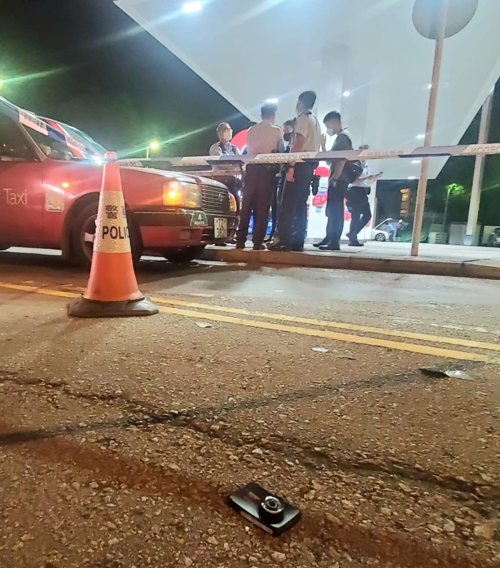 警員到場調查,現場地面遺下行車記錄儀。