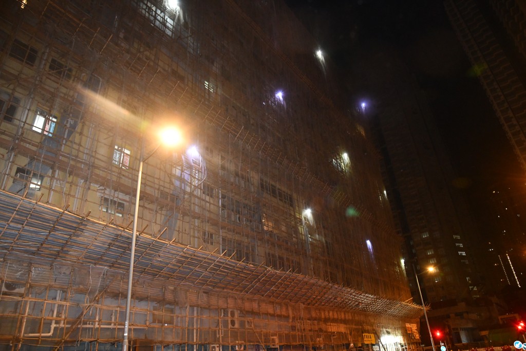 五芳街永顯工廠大廈9樓梯間冒煙起火。
