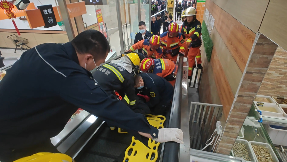 上海半截身被「食人」電扶梯捲入的女傷者，一度無法脫困。