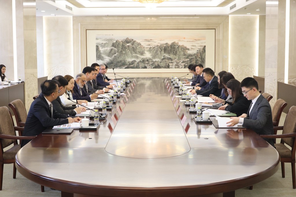 雙方就深化國際法律合作、加強涉外法治人才培養，以及香港法律專業如何更好服務國家整體外交工作等議題交流意見。香港律師會圖片