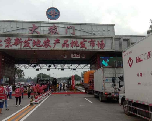 今早貨車排長龍進場。