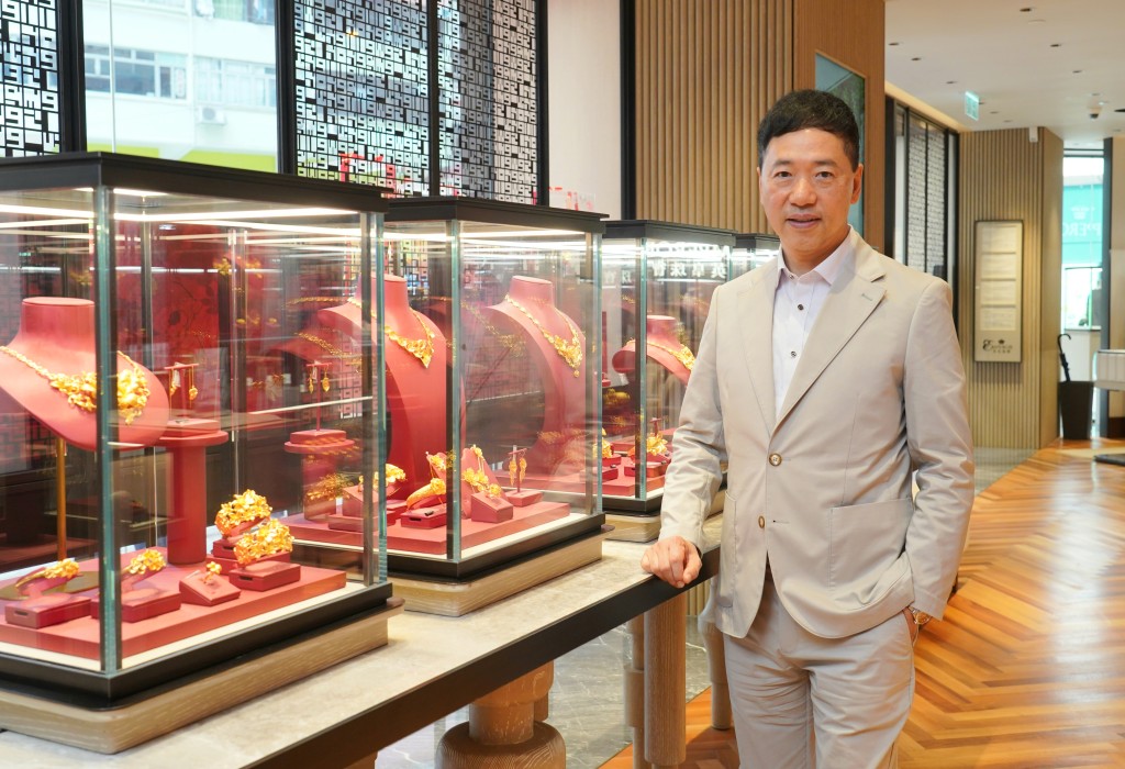 陳世昌擁有超過40年的珠寶行業管理經驗,曾管理一個超過7000間門市的珠寶品牌。 陳世昌擁有超過40年的珠寶行業管理經驗,曾管理一個超過7000間門市的珠寶品牌。