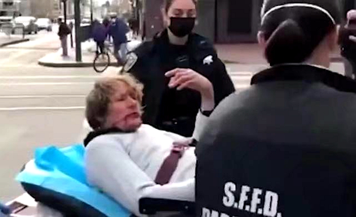 凶徒杰金斯躺在担架上头破血流十分样衰。