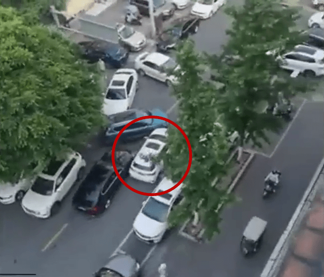 裸跑男曾駕白色私家車在馬路上撞向擋在路上的汽車。