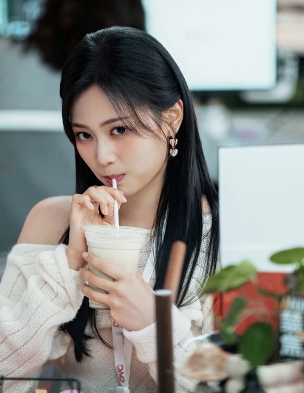郭柏妍在《夫妻的博弈》中首次演綠茶小三，因角色背景想法跟自己大有不同，令她緊張不已。 Rosita形容「潘雪文」一角只會妒忌別人，卻不懂珍惜自己擁有的東西。