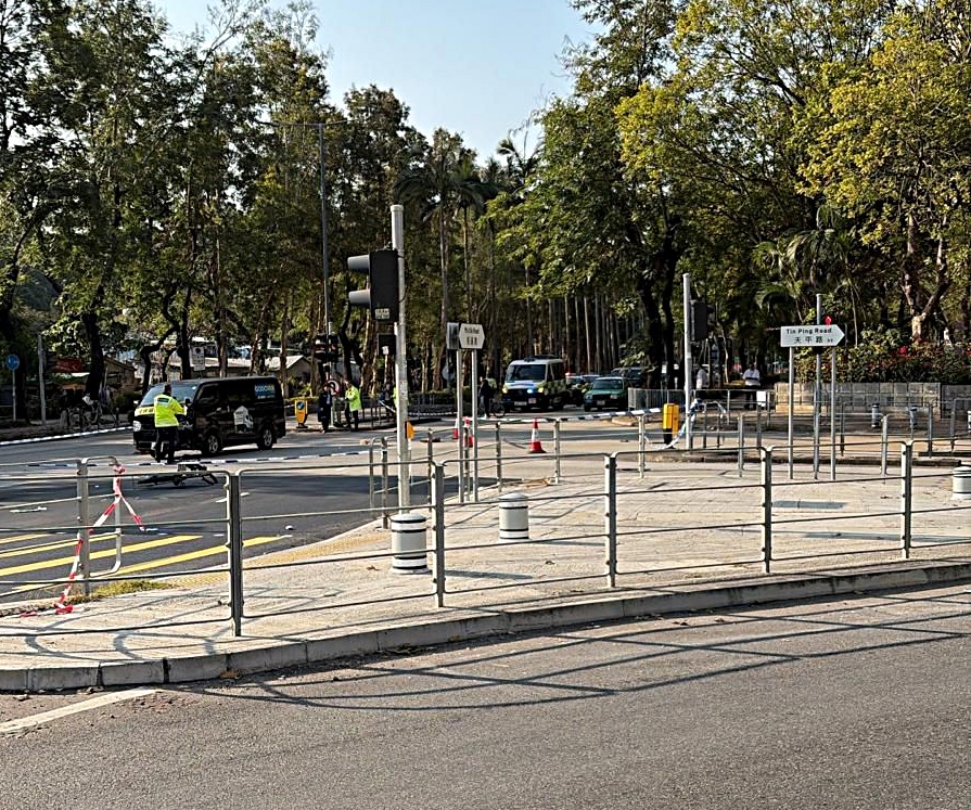 客货车将单车撞倒。fb：香港公共交通智库