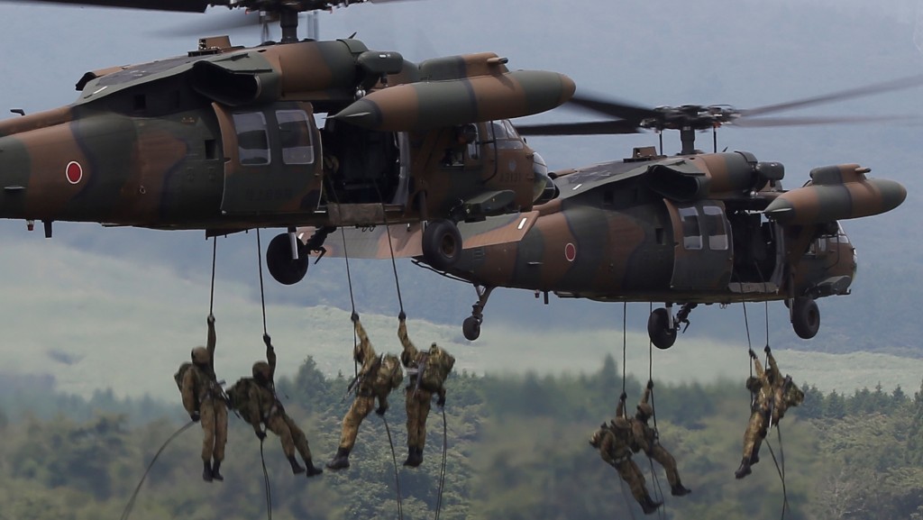 2017年日本陸上自衛隊訓練期間，自衛隊員在御殿場附近從一輛UH-60直升機游繩而下。 路透社