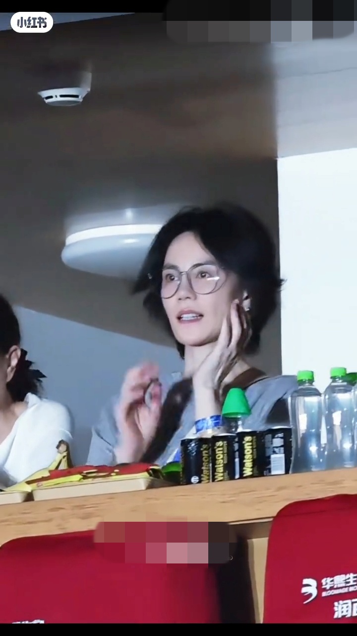 戴著眼鏡的王菲被鏡頭捕捉,可愛度爆燈。 戴著眼鏡的王菲被鏡頭捕捉,可愛度爆燈。